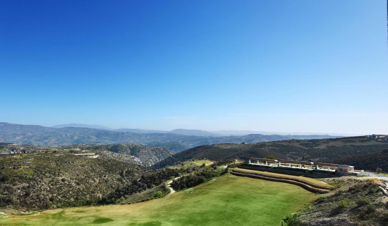 Minthis Resort Tsadha Exterior photo View of the golf course